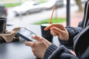 Personne faisant une recherche sur son smartphone